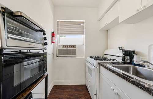 East Little Havana Apartment | Just minutes from Brickell, Downtown, and the vibrant streets of Little Havana, you’ll have easy access to restaurants, cafés, shops, and nightlife.