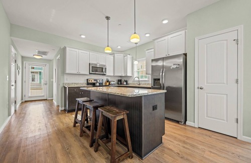 Bermuda Bay House | Just Peachy at Devonshire Place 3 Bedroom Home, 1 Mile to Beach Access