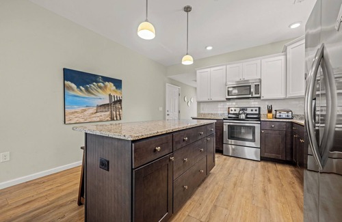 Bermuda Bay House | Just Peachy at Devonshire Place 3 Bedroom Home, 1 Mile to Beach Access