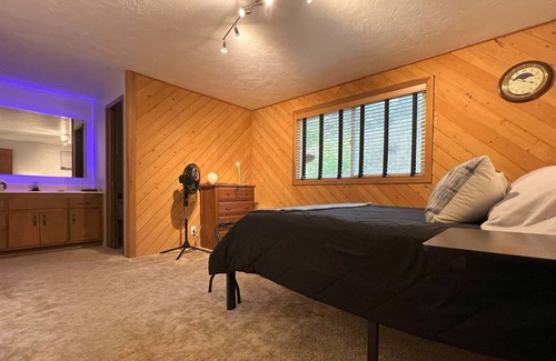 Eugene House | Just shy of 9 acres of nature located only a couple minutes from the city.