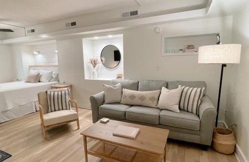 Airlie Apartment | Just Shy of the Bridge - Waterway Condo 110