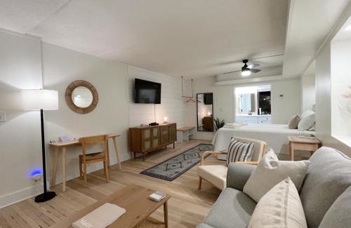 Airlie Apartment | Just Shy of the Bridge - Waterway Condo 110