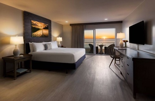 Laguna Beach Hotel | Just Steps to Main Beach: Relax in Comfort & Coastal Charm with Outdoor Pool