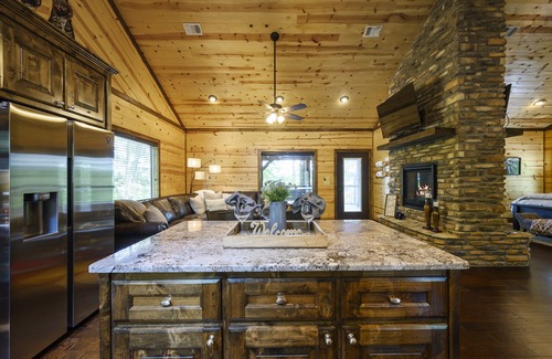 Octavia Cabin | Just the Two of Us River Front Luxury Cabin -Private/Romantic/Hot Tub