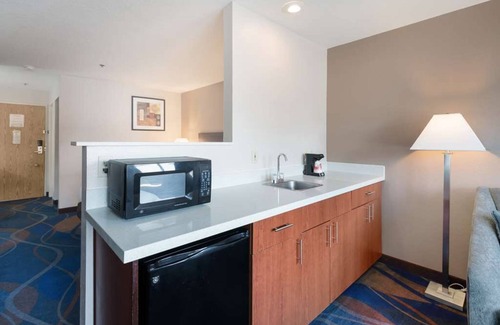 Tri-Cities House | Just What You Were Looking For! 2 Awesome Units w/Kitchen! Free Parking On-Site