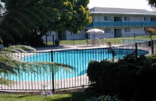 East End Apartment | Just What You Were Looking For! Free Breakfast, Free Parking, Pool!