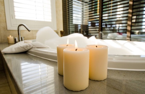 Paget Hotel | Just What You Were Looking For! 2 Classy Units, Outdoor Pool, FREE Parking!