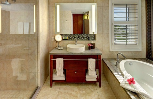 Paget Hotel | Just What You Were Looking For! 4 Classy Units, Outdoor Pool, FREE Parking!