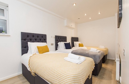 Edgbaston House | K Suites - Beautiful 5 bed House w/free parking