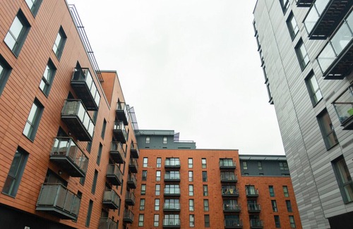Slough Apartment | K Suites - Cozy 2 bed Apt w/balcony view