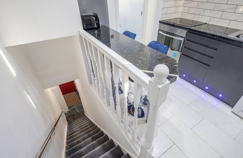 Tilbury Apartment | K Suites - Cozy 2 Bedroom with WiFi and Parking