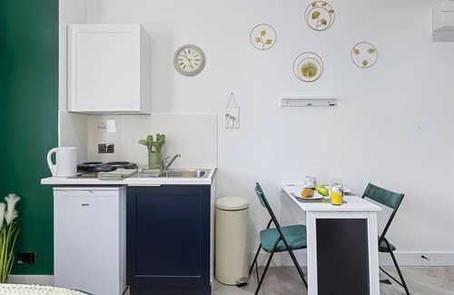 Hanger Hill Apartment | K Suites - Modern Central 1 bed w/free parking