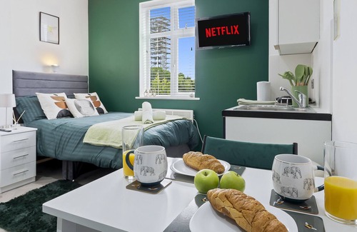 Hanger Hill Apartment | K Suites - Modern Central 1 bed w/free parking