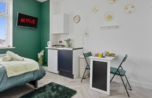 Hanger Hill Apartment | K Suites - Modern Central 1 bed w/free parking