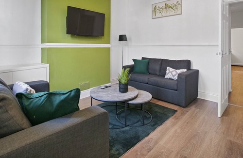 Derby House | K Suites - Spacious 3 bed House w/ FREE parking