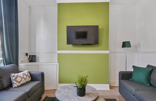 Derby House | K Suites - Spacious 3 bed House w/ FREE parking