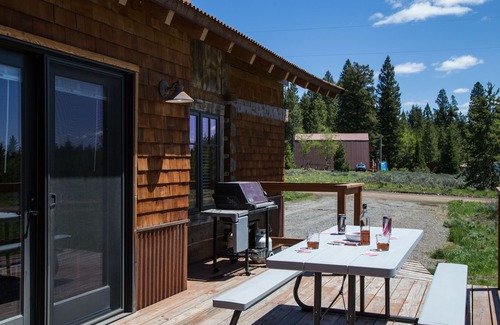 Island Park Cabin | KABINO: Dogs OK FirePit Satellite WiFi Sleeper Sofa Perfect Location Rustic Modern