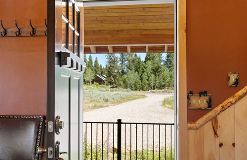 Island Park Cabin | KABINO: Foosball Toy Shed Big Driveway FirePit WiFi Grill