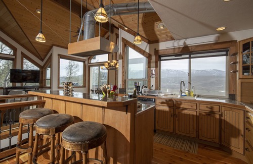 Alpine House | KABINO: Huge Views Hot tub Garage PS3 WiFi Loft