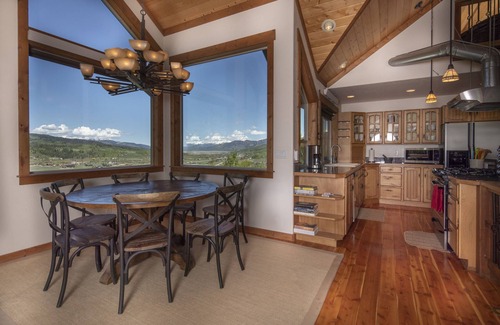Alpine House | KABINO: Huge Views Hot tub Garage PS3 WiFi Loft