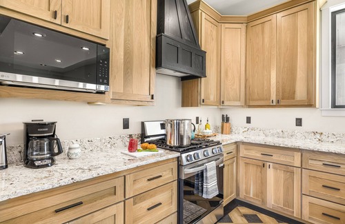 Island Park House | KABINO: New build, A/C, Hot tub, Red light sauna, Pool table, Trailer parking