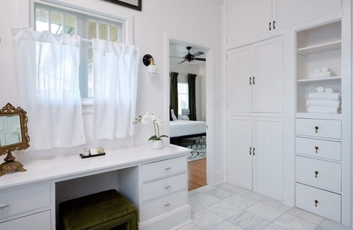 Wailuku Bed & Breakfast | Kahili Suite - Historic charm meets Luxury