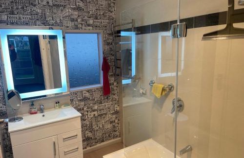 Kaiapoi House | Kaiapoi Village House Deluxe bedroom and bathroom