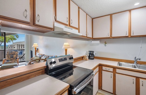 Historic Kailua Village Condo | 🌴Kailua Bay Resort 4-305, 3rd floor with Ocean View🌴