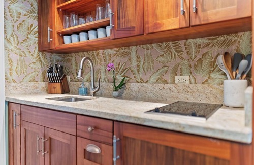 Diamond Head - Kapahulu - St. Louis Condo | Kaimana Breeze by Gather: Luxe Oceanfront Condo w/Beach & Fireworks Views