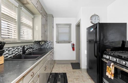 Greilickville House | Kaiser House Sleeps 8, Traverse City 3 minutes away! Pet friendly