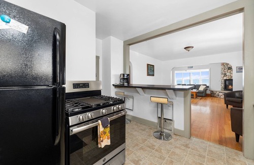 Greilickville House | Kaiser House Sleeps 8, Traverse City 3 minutes away! Pet friendly
