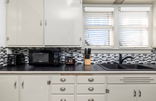 Greilickville House | Kaiser House Sleeps 8, Traverse City 3 minutes away! Pet friendly