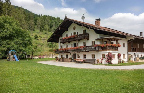 Niederaudorf Apartment | Kaiserblick vacation apartment, 50 m², south-facing balcony with mountain view and two bedrooms