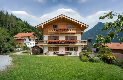 Niederaudorf Apartment | Kaiserblick vacation apartment, 50 m², south-facing balcony with mountain view and two bedrooms