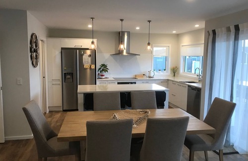 Napier House | Kaituna Villa close to beaches, vineyards and 3km to town centre