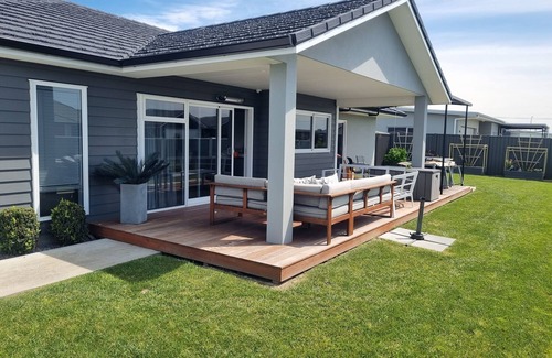 Napier House | Kaituna Villa close to beaches, vineyards and 3km to town centre