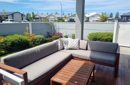 Napier House | Kaituna Villa close to beaches, vineyards and 3km to town centre