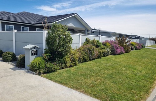 Napier House | Kaituna Villa close to beaches, vineyards and 3km to town centre