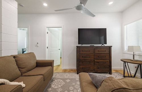 Punaluu House | Kalae Villas ~5 min walk to Beach, A/C, New Remodel