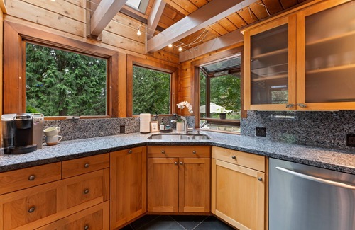 Carrolls Cabin | Kalama River Lodge. River-front Retreat w/Game Room! Dogs OK