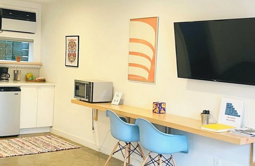 Hyde Park Apartment | Kaleidoscope Boho Décor" Studio 2 Artsy Walkable Montrose.