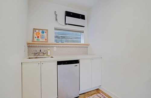 Hyde Park Apartment | Kaleidoscope Boho Décor" Studio 2 Artsy Walkable Montrose.