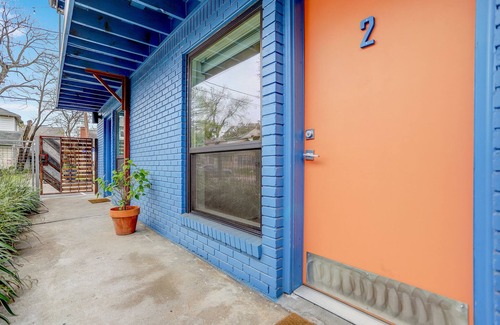 Hyde Park Apartment | Kaleidoscope Boho Décor" Studio 2 Artsy Walkable Montrose.