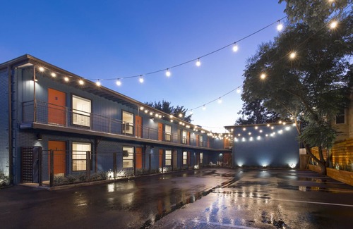 Hyde Park Apartment | Kaleidoscope Boho Décor" Studio 2 Artsy Walkable Montrose.