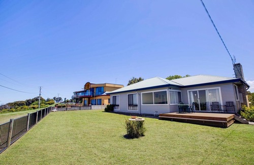 Kalimna House | Kalimna Holiday House: Relax and enjoy the magnificent 180-degree water views