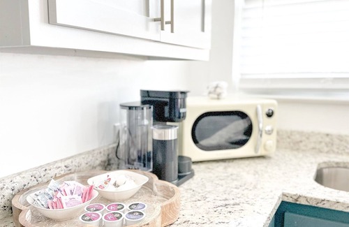 Laurel Apartment | Kalmia Suite D - Downtown historic district.