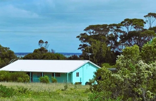 Baudin Beach House | Kangaroo Island in Style: Free WiFi, Beach Access, Wildlife, and Fishing!