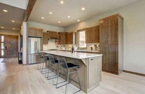 Bend House | Kangaroo Loop - Closest to Bachelor! 5BR/3.5BA, Jacuzzi