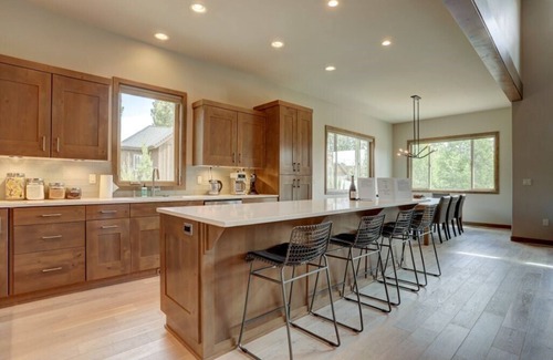 Bend House | Kangaroo Loop - Closest to Bachelor! 5BR/3.5BA, Jacuzzi