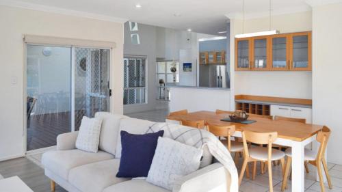 Bongaree House | Kangaroo Waters On Bribie